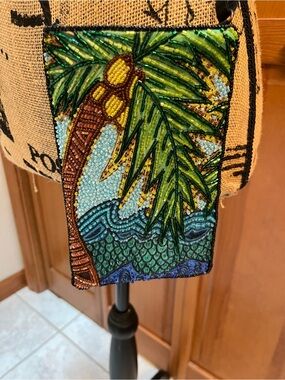 Crossbody beaded bag in tropical print